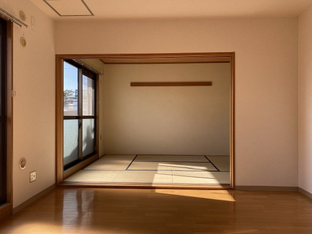 サンバレイ緑地A棟の居間・リビング