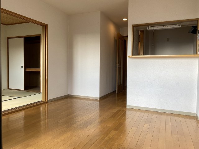 サンバレイ緑地A棟の居間・リビング