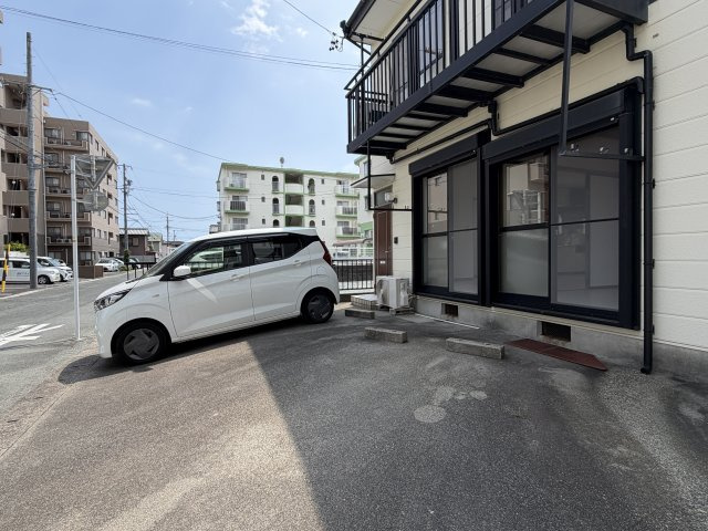 イーストハウスの駐車場