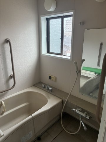 東新川町テナント兼住居の浴室