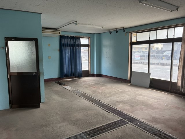 東新川町テナント兼住居の内装