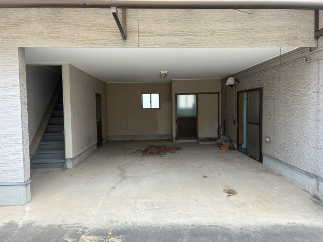 東新川町テナント兼住居の駐車場