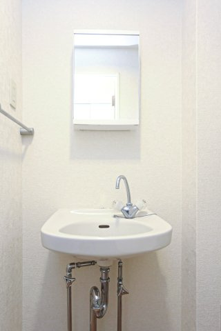 ダイナコートスタシオン博多　2階の洗面所|別号室のものです。現状優先になります。