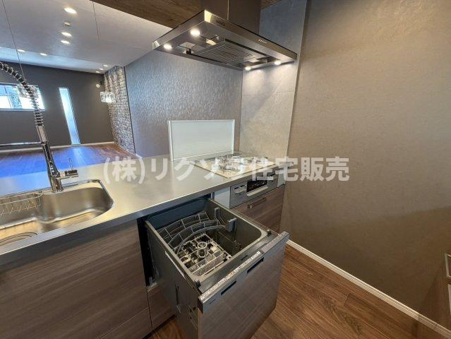 北中振1丁目　中古一戸建てのキッチン|食器洗い乾燥機・ビルトイン3口コンロ
■物件内覧・資金計画相談・住宅ローン相談、リフォーム相談、お問合せ受付中■
※当日・翌日のご内覧、ご相談はお電話でのお問合せがスムーズです！