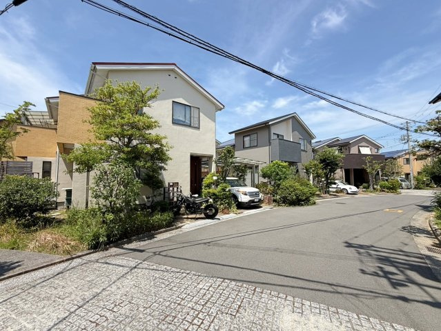和泉市弥生町2丁目　中古戸建の前面道路含む現地写真
