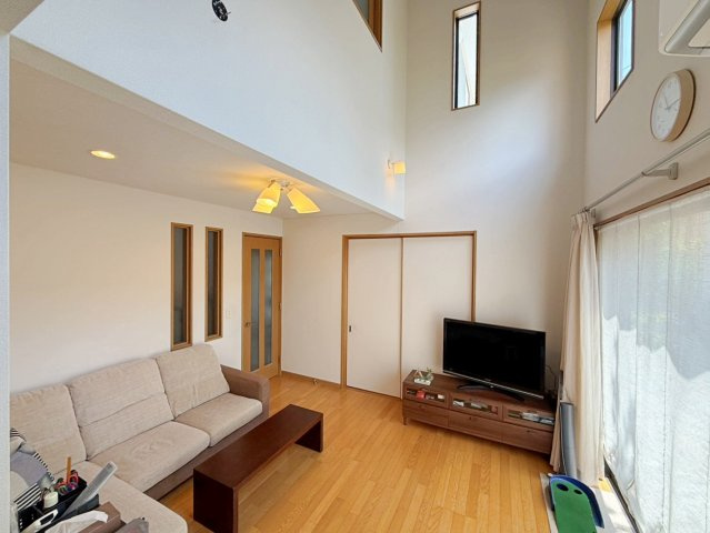 和泉市弥生町2丁目　中古戸建の居間・リビング