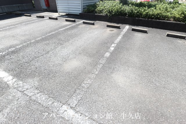 エルクレール Aの駐車場