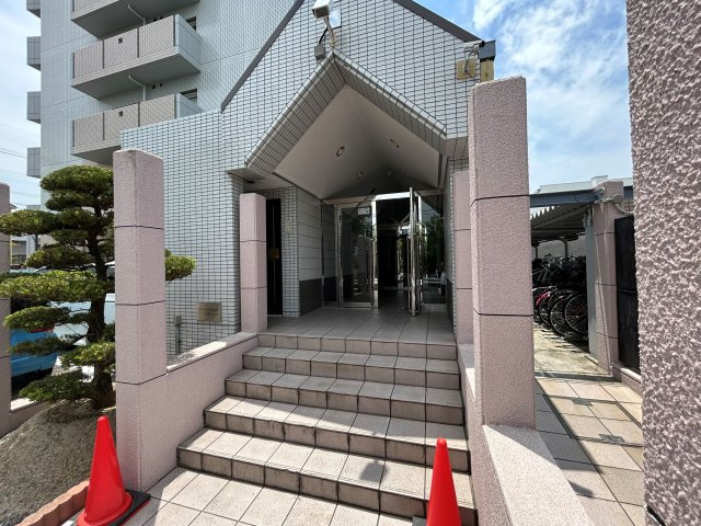 クロスロウズ荒木街のエントランス
