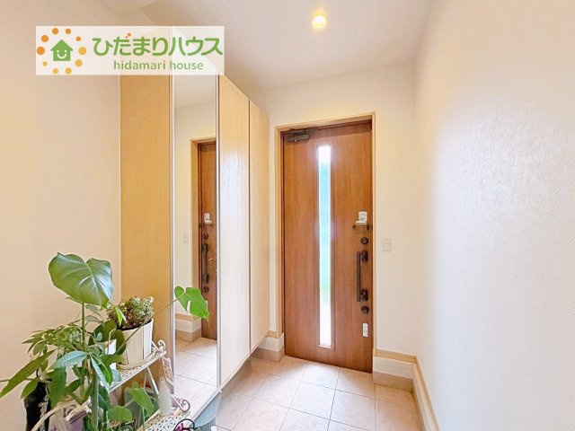 【玄関】 | つくば市みどりの南　中古戸建 | 天井までの高さがあるタップリ玄関収納、姿見付きなのも便利♪