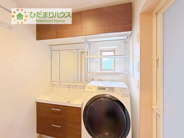 【独立洗面台】 | つくば市みどりの南　中古戸建 | 清潔感溢れるスタイリッシュなデザインの洗面化粧台！！上部の収納棚つきですっきりお片付け出来ちゃいます！