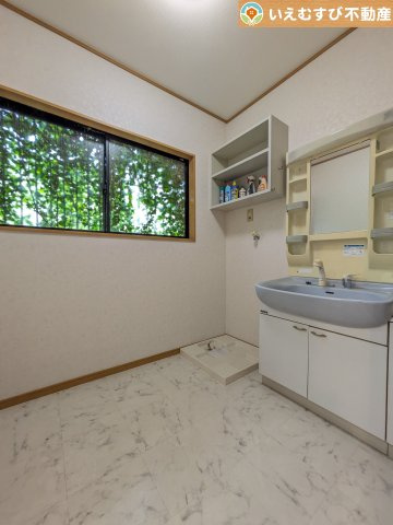熊谷市飯塚　中古戸建の独立洗面台|ゆとりの広さの洗面室
洗濯機を置いても余裕のある広さ！家事をするにも身支度するにも便利な広さですね！