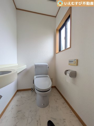熊谷市飯塚　中古戸建のトイレ|シンプルで清潔感のあるトイレ
窓付きで明るく、お掃除しやすいシンプルな空間♪