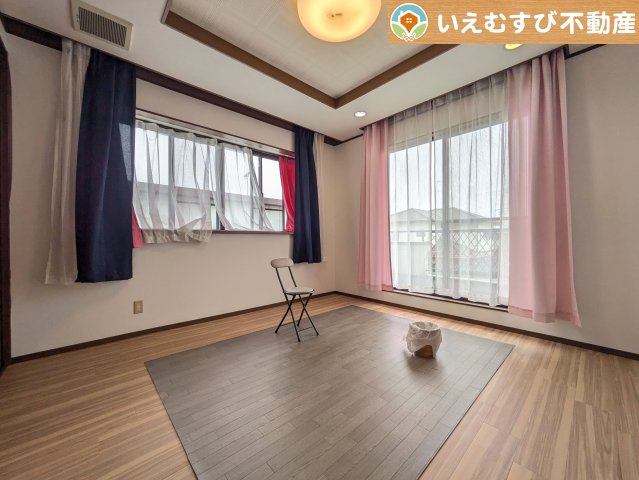 熊谷市飯塚　中古戸建の洋室|2面採光で明るい居室
たっぷりの採光で自然光の差し込む明るいお部屋！新生活を想像すると楽しみが増しますね♪
