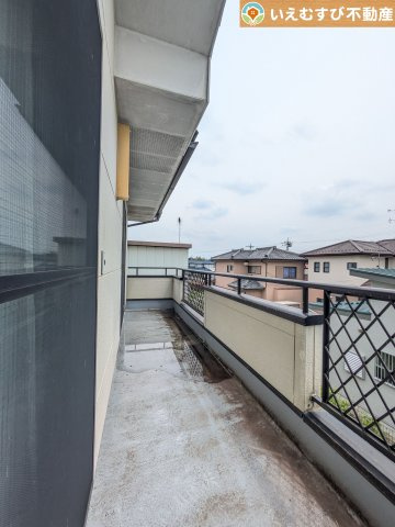 熊谷市飯塚　中古戸建のバルコニー|南バルコニーで毎日のお洗濯もラクラク快適
しっかり太陽の光が降り注ぐ南向きなのでお洗濯物が乾きやすい♪