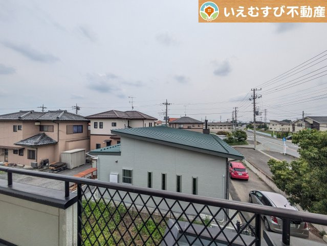 熊谷市飯塚　中古戸建の展望|高い建物が無く開放感のある展望
バルコニーからの展望も開けていて閑静な住宅地が望めます。日当りも良いですね♪