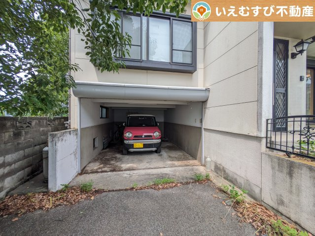 熊谷市飯塚　中古戸建の駐車場|雨風から大切な愛車を守るビルトインガレージ
雨風から守るだけでなく雨の日のお買い物帰りなども雨を避けられて助かりますね♪