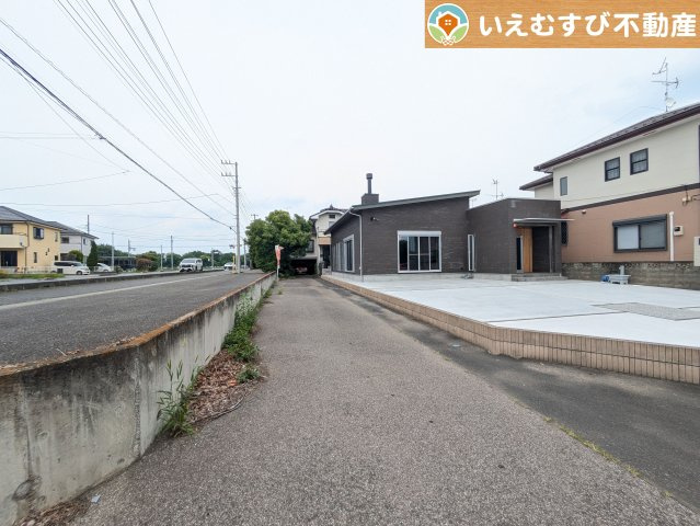 熊谷市飯塚　中古戸建の前面道路含む現地写真|充分な広さの前面道路
お車の出し入れも問題なく行えるスペースが確保されています♪