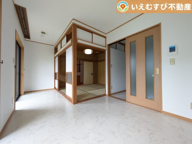 熊谷市飯塚　中古戸建の居間・リビング|自然光で満たされる明るく開放感溢れるリビング
たっぷりの採光で明るい空間。家族みんなでくつろげます♪