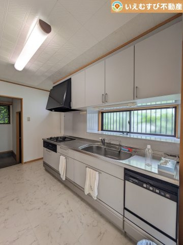 熊谷市飯塚　中古戸建のキッチン|機能性収納性に溢れるキッチン
収納もたっぷり付いていてすっきり片付く！毎日楽しくお料理が出来そうです！