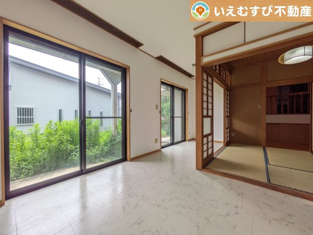 熊谷市飯塚　中古戸建の居間・リビング|開放感と家族との距離感にこだわったＬＤＫ
採光たっぷりのリビングで休日には家族みんなでくつろげそうですね♪
