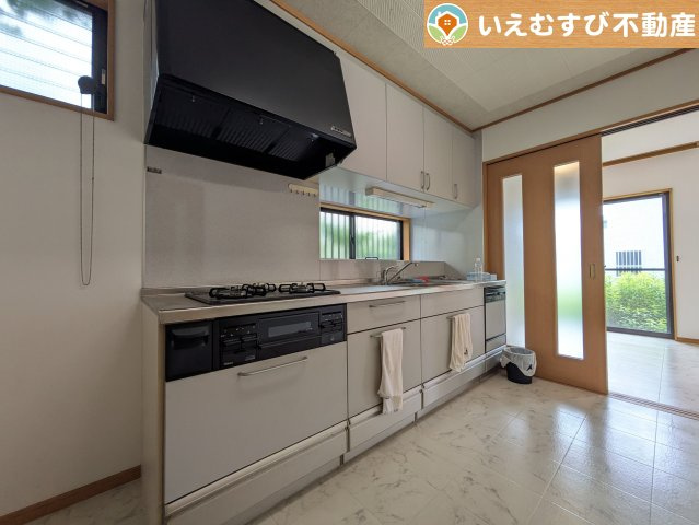 熊谷市飯塚　中古戸建のキッチン|広々としたキッチン
冷蔵庫や食器棚を置いてもゆとりの広さ！独立した空間でゆっくりお料理♪