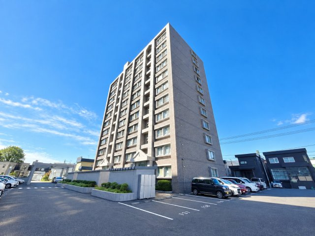 アイビーハイム発寒中央ウエストポルトの外観|『緑と川のせせらぎ』周辺には琴似発寒川が流れる、環境の良い立地