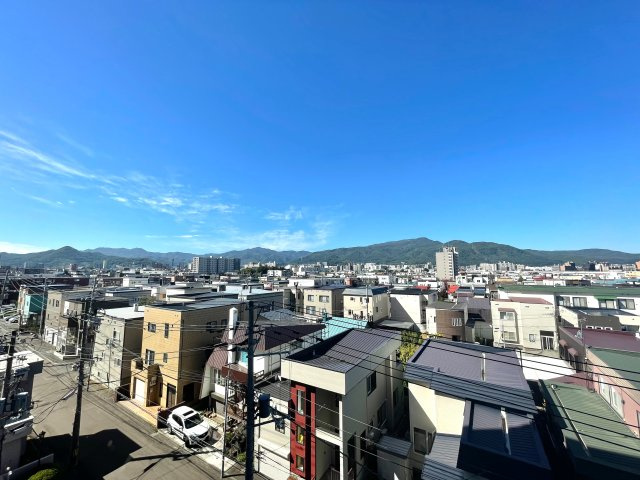 アイビーハイム発寒中央ウエストポルトの展望|周辺は高い建物が少なく山々を望む眺望が魅力