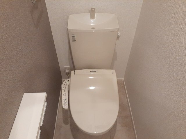 リヨン　鯖江　０２のトイレ|コンパクトで使いやすいトイレです