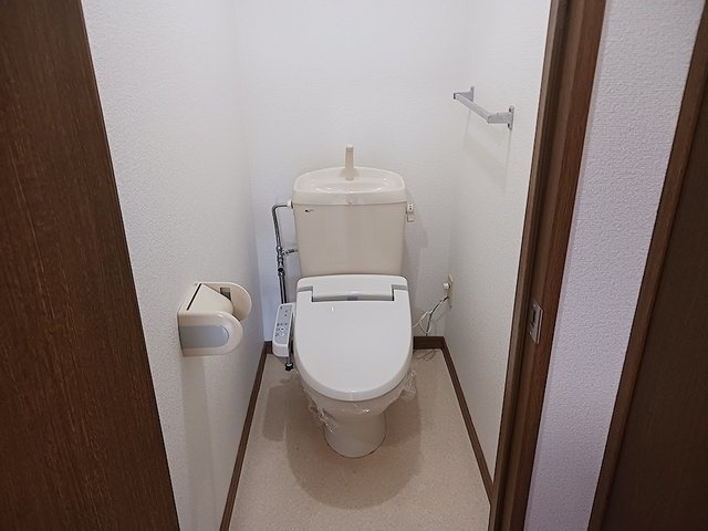ホワイトヒルハイツのトイレ|落ち着いた色調のトイレです