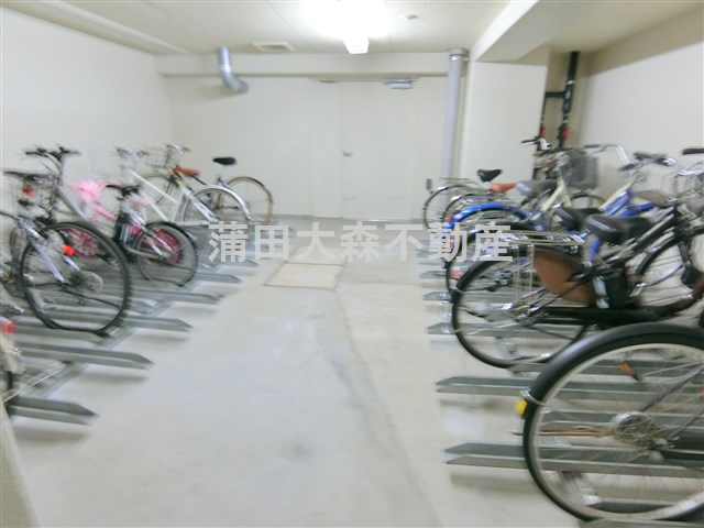 バレーヌ大森山王のその他共用部分|屋根付ラック式の駐輪場