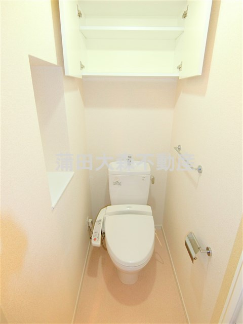 バレーヌ大森山王のトイレ|吊戸棚収納と温水洗浄便座付きのトイレ