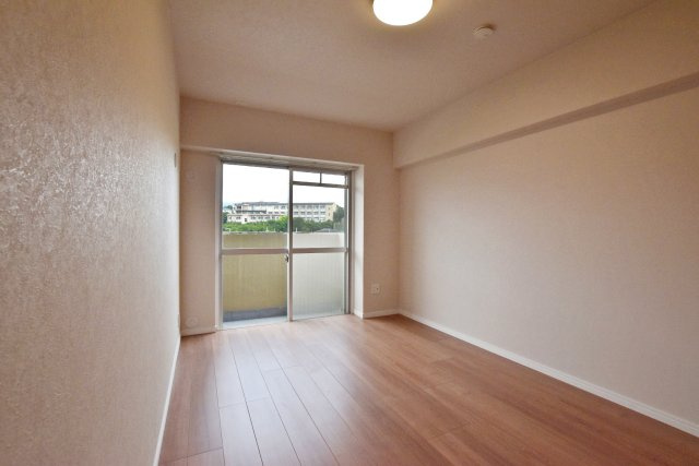 西宮セントポリア1号棟の子供部屋|-洋室約5.8帖-
両面バルコニーを採用し、全居室がバルコニーに面した開放的な間取り。洋室は陽当たりや風通しが良く、明るく心地よい住空間を実現しています。
