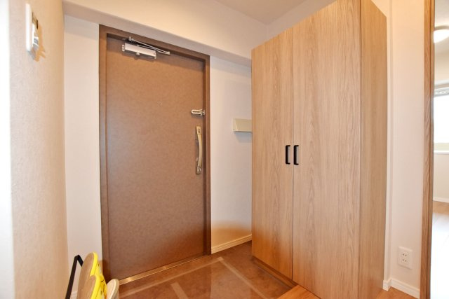 西宮セントポリア1号棟の玄関|シューズ収納が備わっており、靴や外出用品も整理しやすく、気持ちよくお客様を迎えられる玄関です。