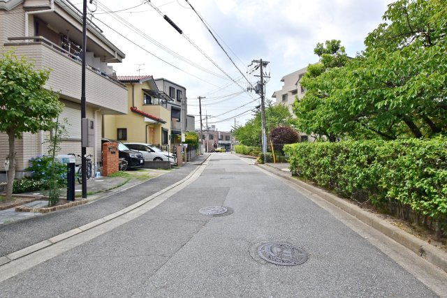 西宮セントポリア1号棟の周辺|周辺道路はゆとりがあり、車での出入りもスムーズ。毎日の通勤やお買い物にも便利で、安心して暮らせる住環境が魅力のマンションです。