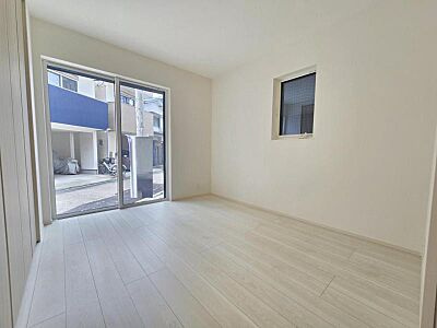 摂津市浜町　新築戸建の居間・リビング|使いやすいリビングです