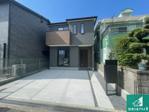 29日(土)30日(日)現地ご見学可能！　枚方市黄金野　限定1邸の駐車場|並列２台駐車可能！ゆとりの駐車スペースで車庫入れもスムーズ！