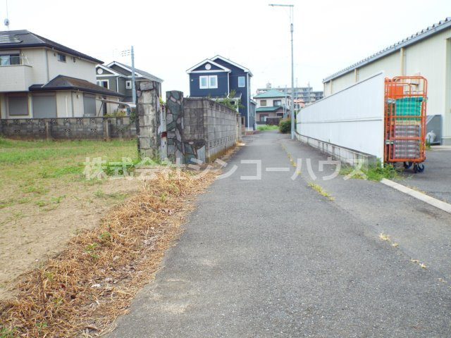 【前面道路含む現地写真】 | 久喜市栗橋中央一丁目　土地 | 北側公道幅員約1.7メートル。建築後退が必要になります。