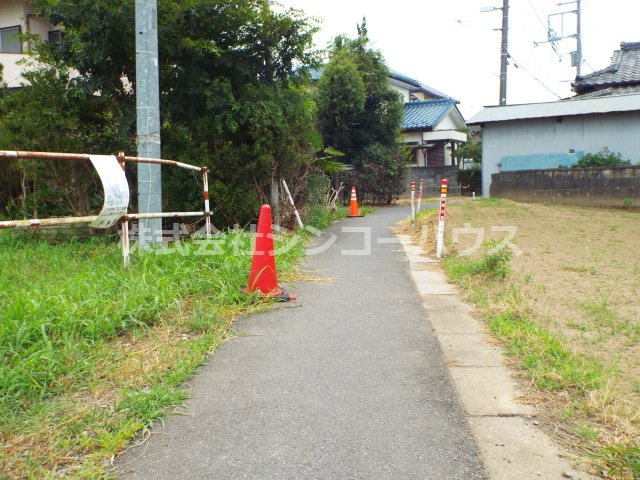 【前面道路含む現地写真】 | 久喜市栗橋中央一丁目　土地 | 東側公道幅員約1.7メートル。建築後退が必要になります。