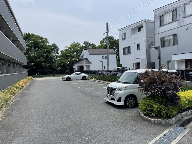 サンシャリテ向丘A棟の駐車場