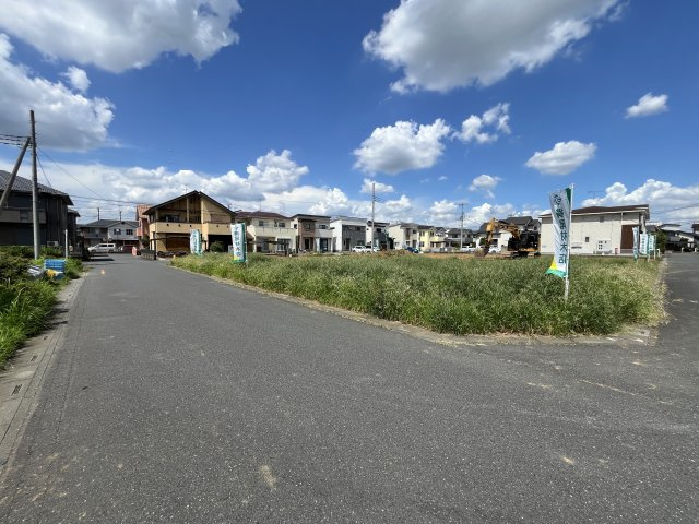 【前面道路含む現地写真】 | 【月の輪第３期　現地外観】
※令和８年８月時点