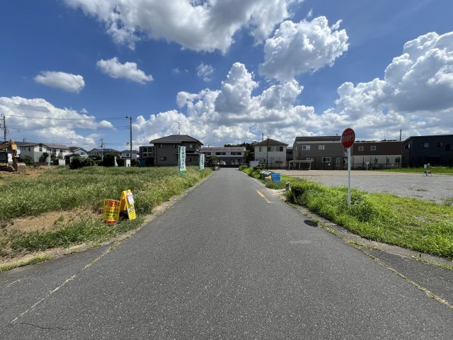 【前面道路含む現地写真】 | 【月の輪第３期　現地外観】
※令和８年８月時点