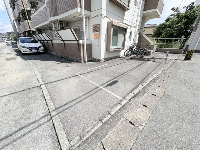 熊本市東区東野１丁目の賃貸マンションの駐車場