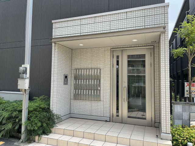 サンシャリテ向丘B棟のエントランス