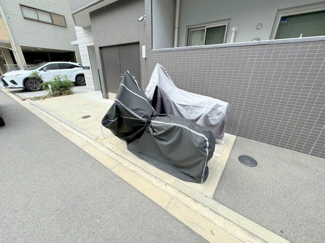 レイワニティ　プレイスの駐車場