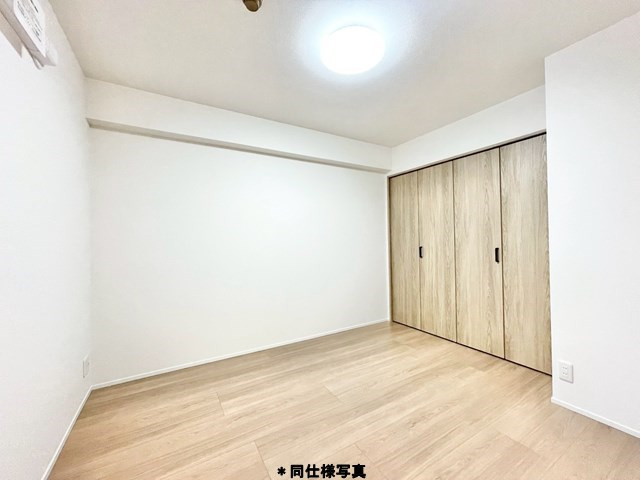 【寝室】 | 緑地東ロイヤルマンション | 現在ご返済中のカーローン・カードローン・教育ローンなどを住宅ローンに一本化したり、家具家電購入費用・引越し費用を住宅ローンと組み合わせるなど、お客さまにメリットの多い住宅ローンのご提案が可能です。