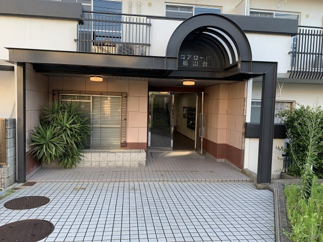 コアロード桃山台のエントランス