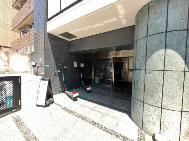 Blue Bee桜川駅前のエントランス