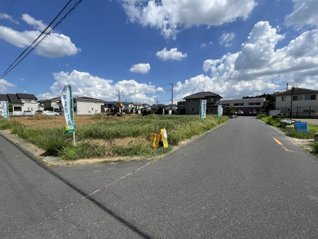 【前面道路含む現地写真】 | 【月の輪第３期　現地外観】
※令和８年８月時点