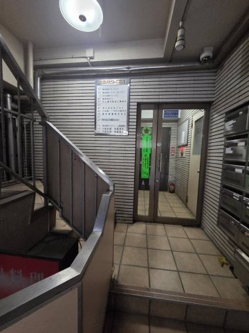 紅葉川ビルのエントランス