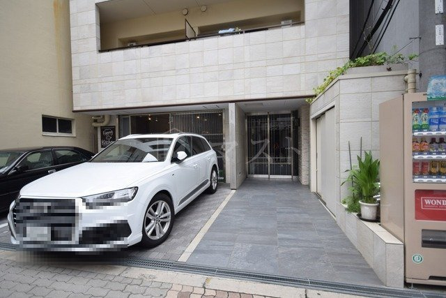 ＡＭＯＲＥ　ＨＯＭＭＡＣＨＩ　ＷＥＳＴの駐車場